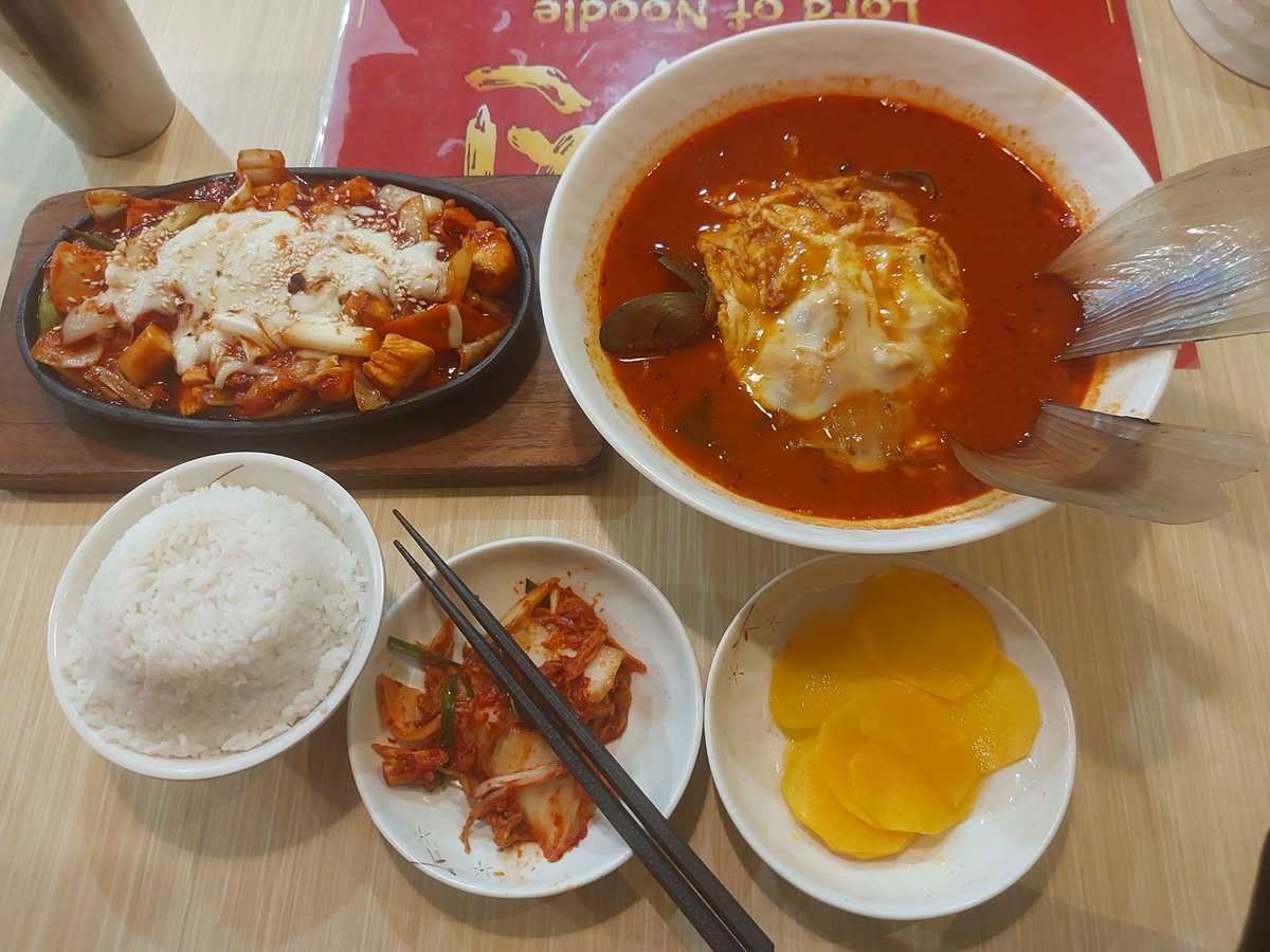 ooohssuldae's tweet photo. 85rb udh dpt haemul jjampong + nasi +banchan Lord of noodle gede gaban seafood nya banyak dan masih kembalian ceban😔💔 excl topoki https://t.co/o77b2PX7Ee
