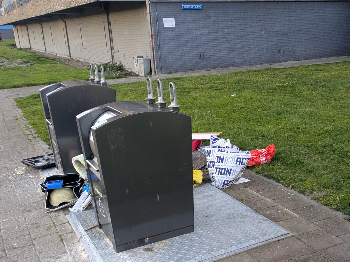 Binnenstad_org's tweet photo. #Schothorst #Amersfoort
2 uur(!) verder.
(Gelukkig ruimt de gemeente meerdere keren per week. Zelfs op zondag.)
Daar kan wel een AZC bij. https://t.co/9y4Abgu4qZ