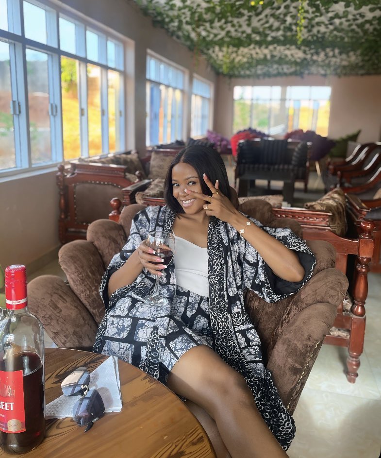 CatiaKyen's tweet photo. Dear Arewa id!ots!

Just want to remind you that all your insults can’t remove anything from my body or bank account o. I said what I said😁🤩 https://t.co/MMlKVFm1NA
