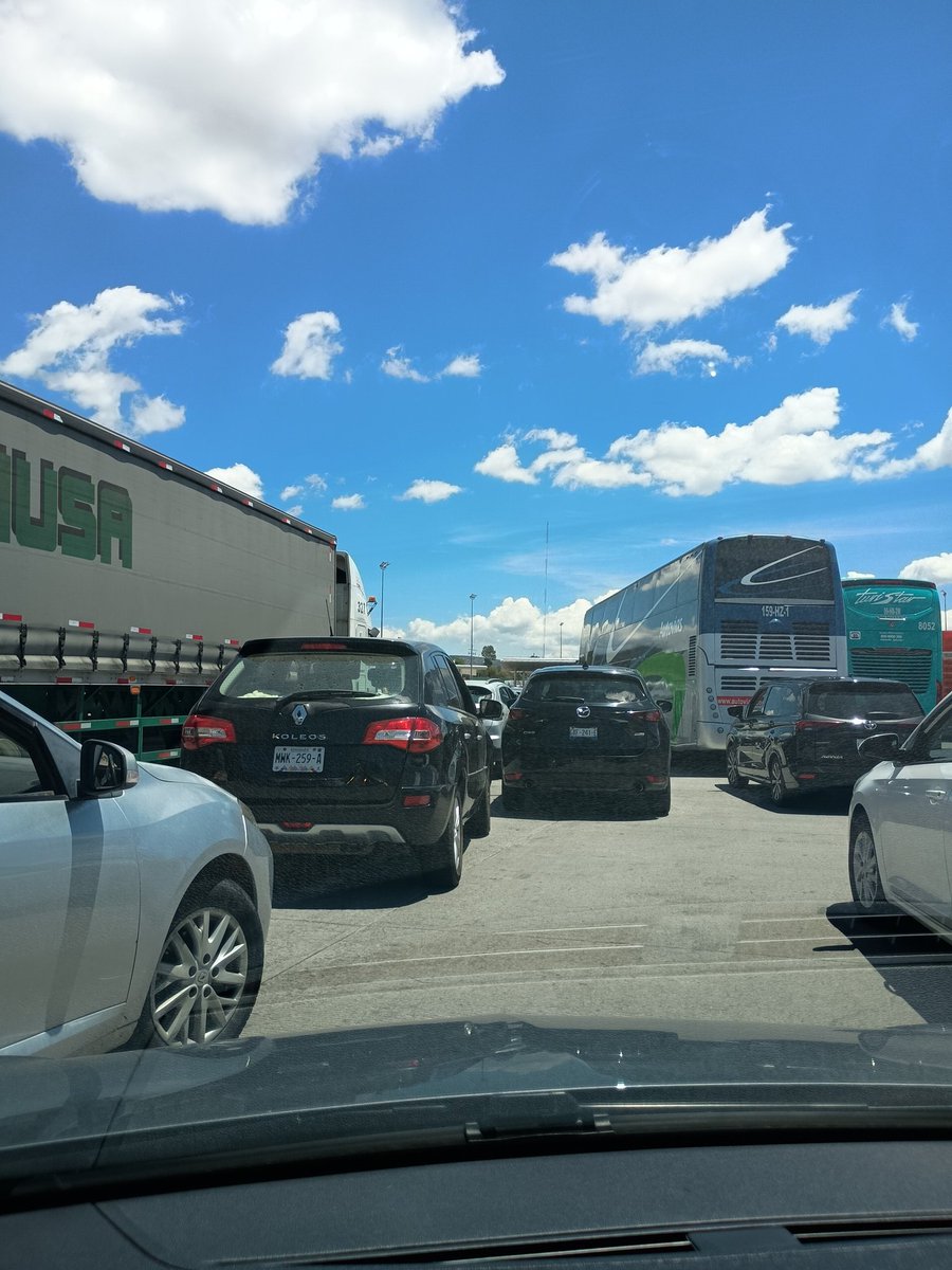 elcoacervado's tweet image. Garita de la Plaza De Cobro #Contepec #bloqueada #bloqueo #autopista #6abril20206 #bloqueos #carretera