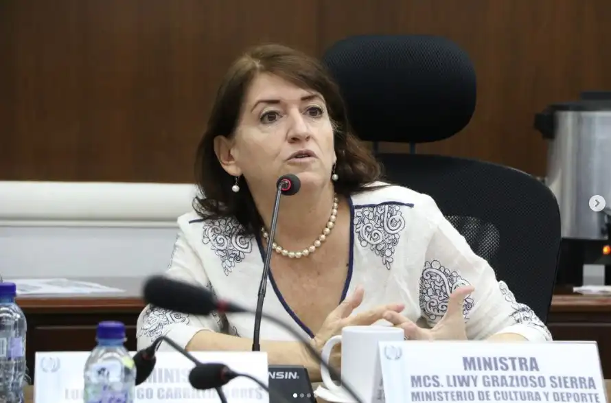 danielguillenf's tweet photo. #AHORA | Presidente @BArevalodeLeon confirma que aceptó la renuncia de la Ministra de Cultura y Deportes @McdGuate Liwy del Carmen Immacolata Grazioso Sierra. https://t.co/orx4W8OEhg