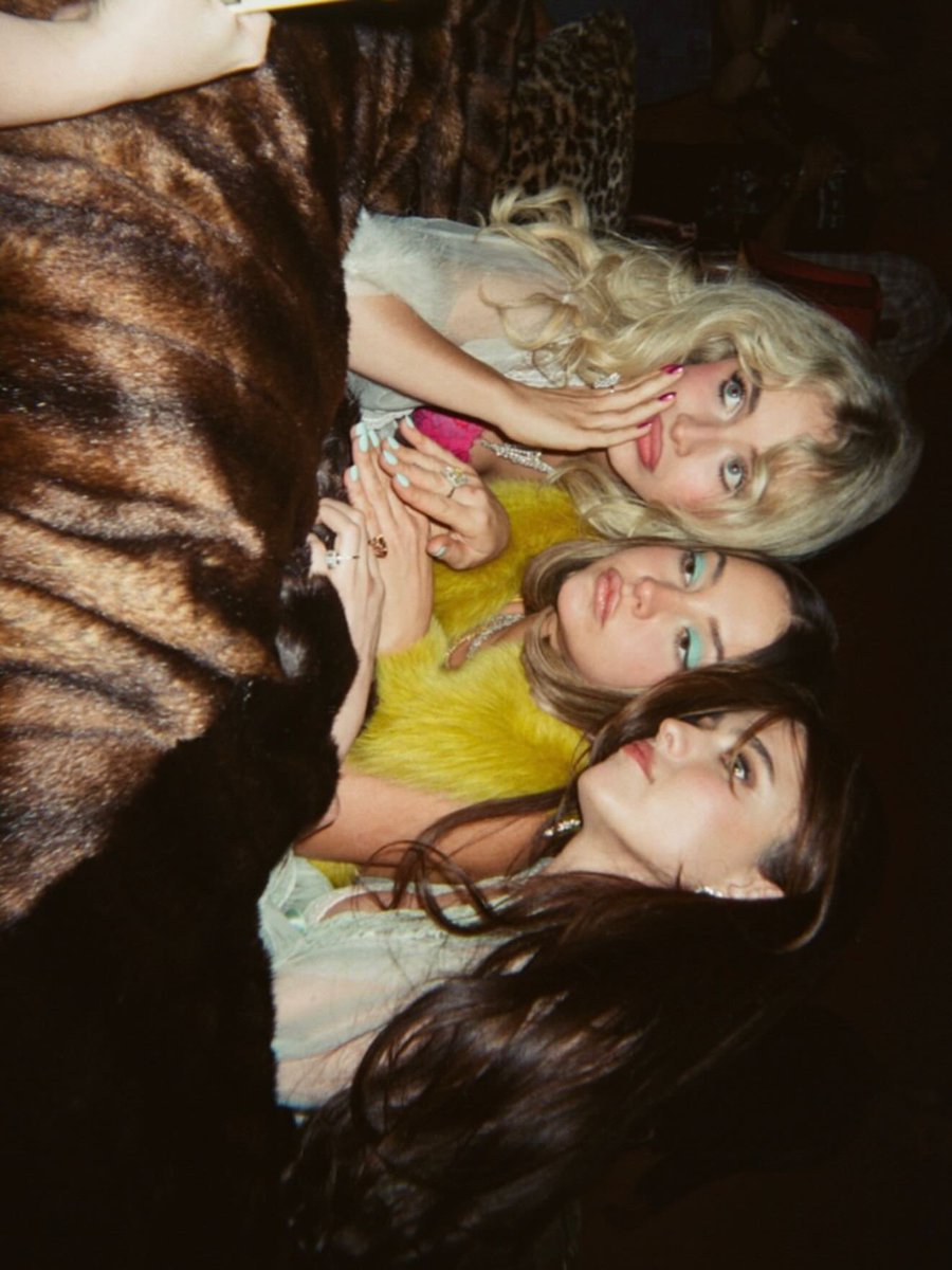 Sabrina Carpenter Poland tweet media