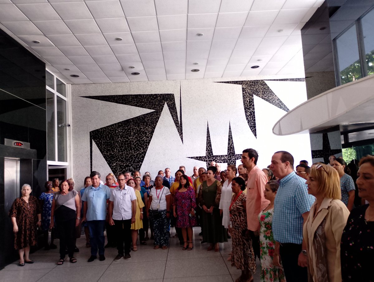 🇨🇺 Con la presencia del titular del sector <a href="/japortalmiranda/">José Angel Portal Miranda</a>, trabajadores del <a href="/MINSAPCuba/">Ministerio de Salud Pública de Cuba</a> rinden homenaje a los jóvenes en el contexto de actividades por el aniversario 64 de  <a href="/UJCdeCuba/">UJC de Cuba</a> . Es también el reconocimiento a quienes, desde la Salud, salvan vidas y defienden la Patria.