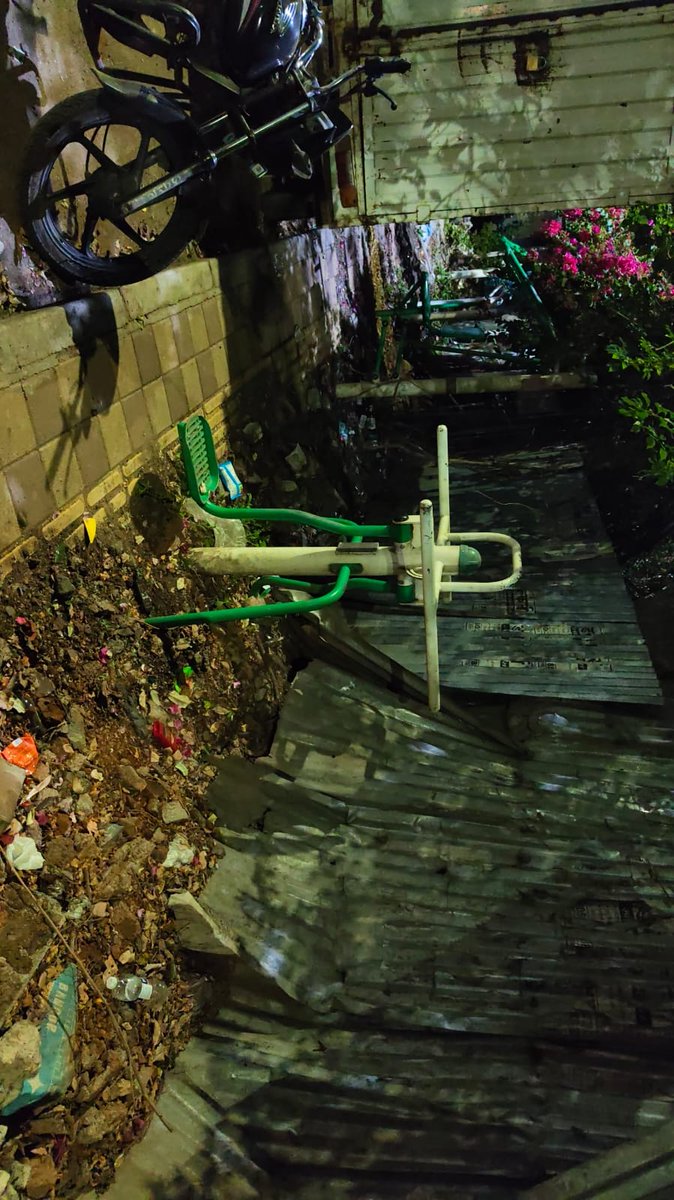 RehantJadhav's tweet photo. Neglected public space on Vadar Vasti Road, Karvenagar, Pune (near MMCOE College of Engineering &amp; Millennium National School).
Garbage accumulation, broken outdoor gym equipment, and damaged metal sheets creating safety hazards for students and residents.
@PMCPune please inspect https://t.co/1RLPuTF701