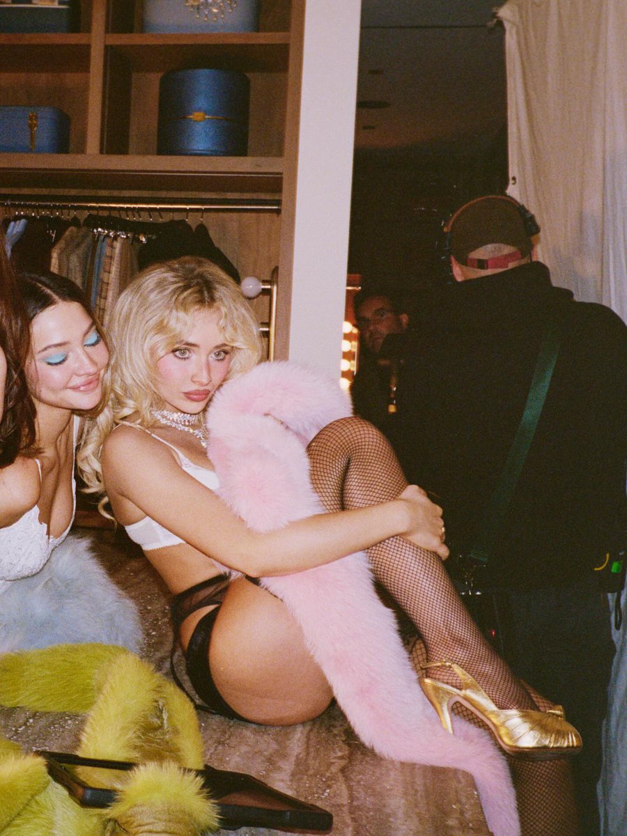 Sabrina Carpenter Poland tweet media