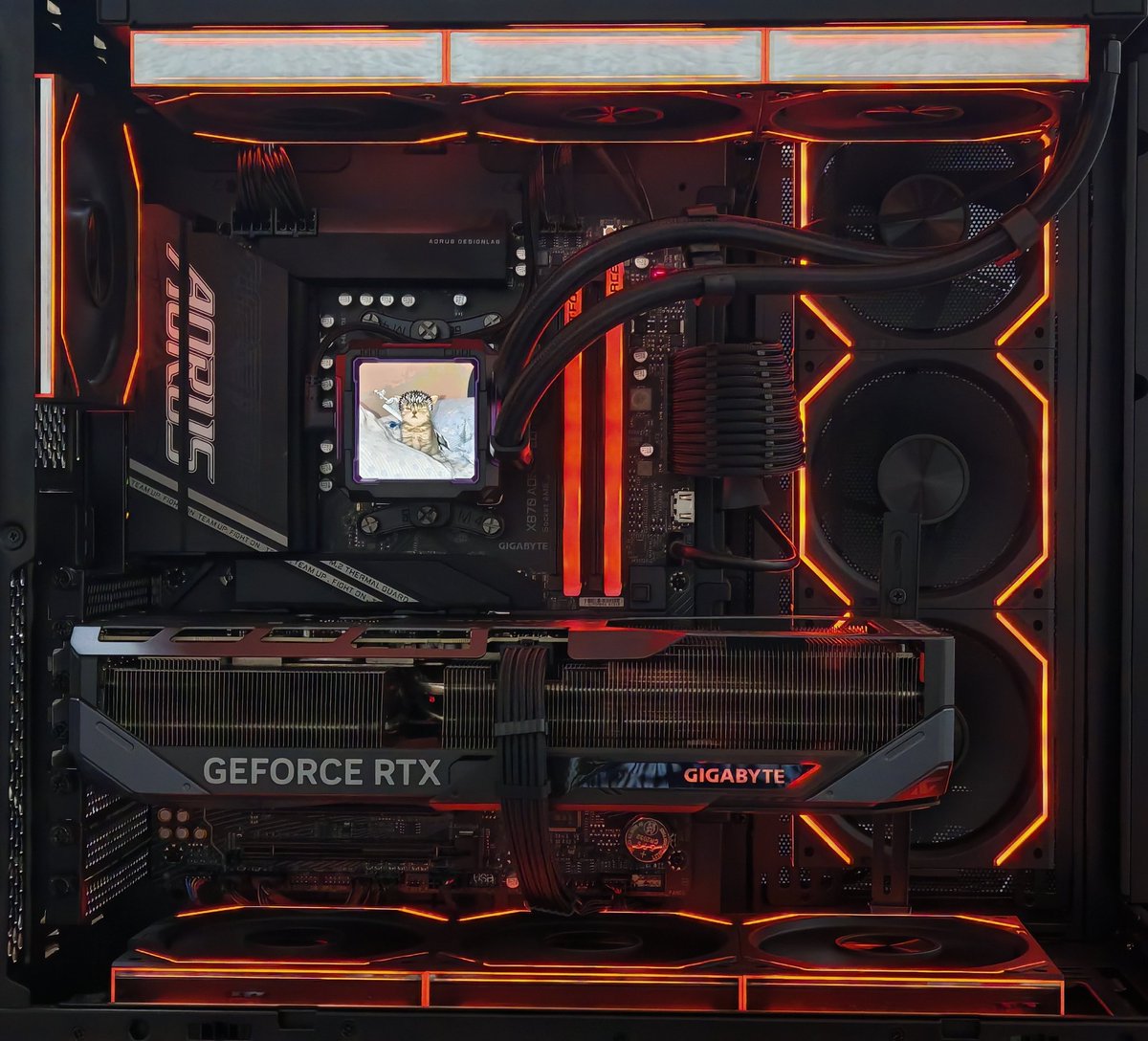 Cozy_PC's tweet photo. ماشاءالله، الله يبارك له.

خدمة تركيب فقط🐈🗡️

CPU :  R7 9800X3D

GPU : Gigabyte RTX 5080 Gaming OC

Motherboard : X870 Aorus Elite WIFI7

RAM : TEAMGROUP T-Force Delta RGB 32GB 6400MHz CL32

Storage : Acer Predator GM9 2TB
+
Samsung 990 Pro 2TB

Cooler : Thermalright FW 360 Pro

PSU : Corsair RM 1000X

Case : Lian Li O11 Dynamic Evo RGB

Fans : 10 AsiaHorse Fans