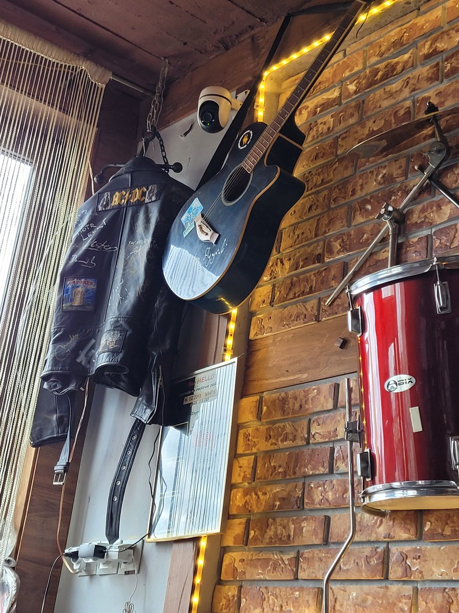 nieprzypadek_pl's tweet photo. #Scorpions tu byli. #ACDC tu są!
#GoHel #Helyeah! Restauracja i bar HELLO. I nawet leci prawilna muza. https://t.co/t0XepmvB5x