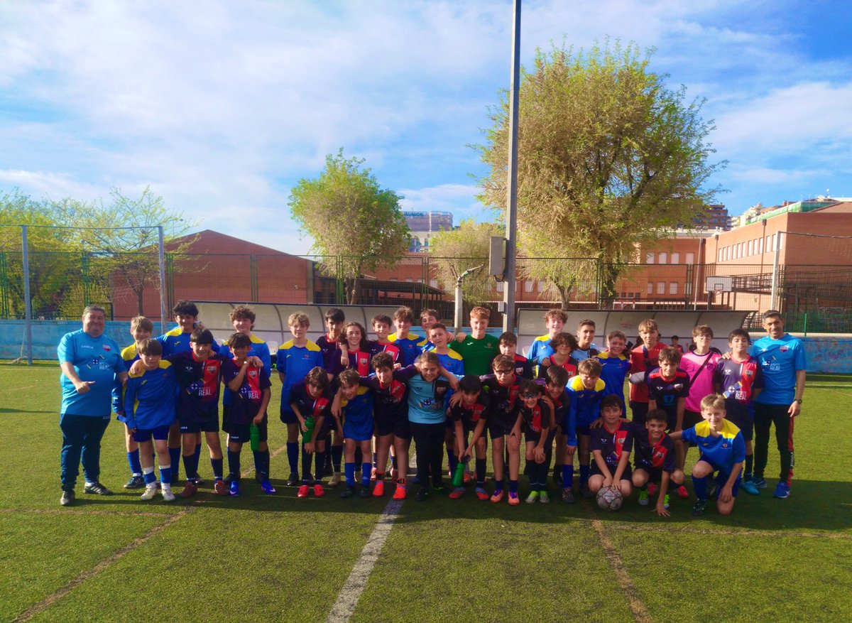 ad_sanpascual's tweet photo. Maravillosa tarde de fútbol, ahora jugándose el último partido. 

Nuestros amigos de la @thomaskeblepe están disfrutando de su #MadridFootballTour2026 

🔴🟠🔵🇪🇸  🟡🔵🇬🇧 #VamosSanPas https://t.co/zqfy52KI0Q