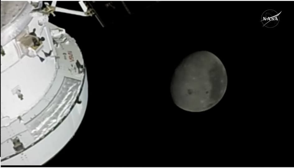 thestrategyprof's tweet photo. When you're working and this is the live stream on your 2nd monitor @NASA @NASAArtemis https://t.co/JSb6JaqqD2