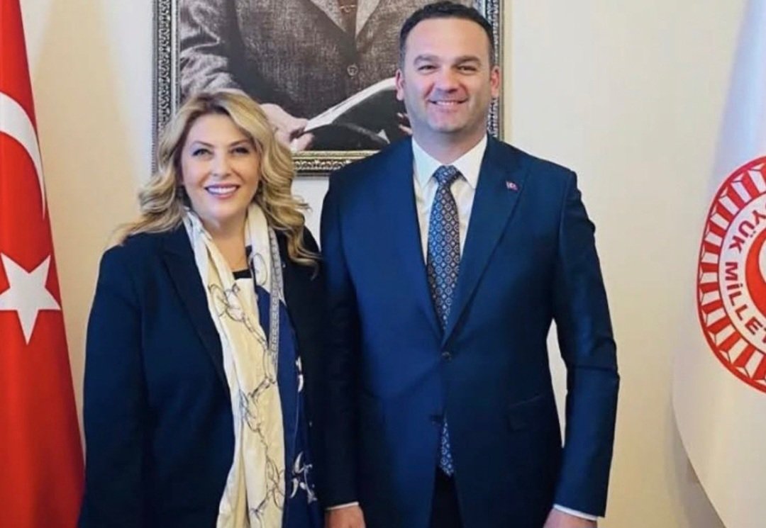 KitaPSHHirsizi's tweet photo. Sağdaki sırıtan taciz etti
Soldaki sırıtan üzerini  kapatmaya çalıştı
Elif Tuana 16 yaşındaydı taciz duyulunca şüpheli bir şekilde hayatını kaybetti

Başak Demirtaş'a fake bir hesap taciz twti atınca ortalığı yıkan bakanı vekili mor kafalısından çıt çıkmadı

Hani susan şeytandı https://t.co/cCTXEgCEop