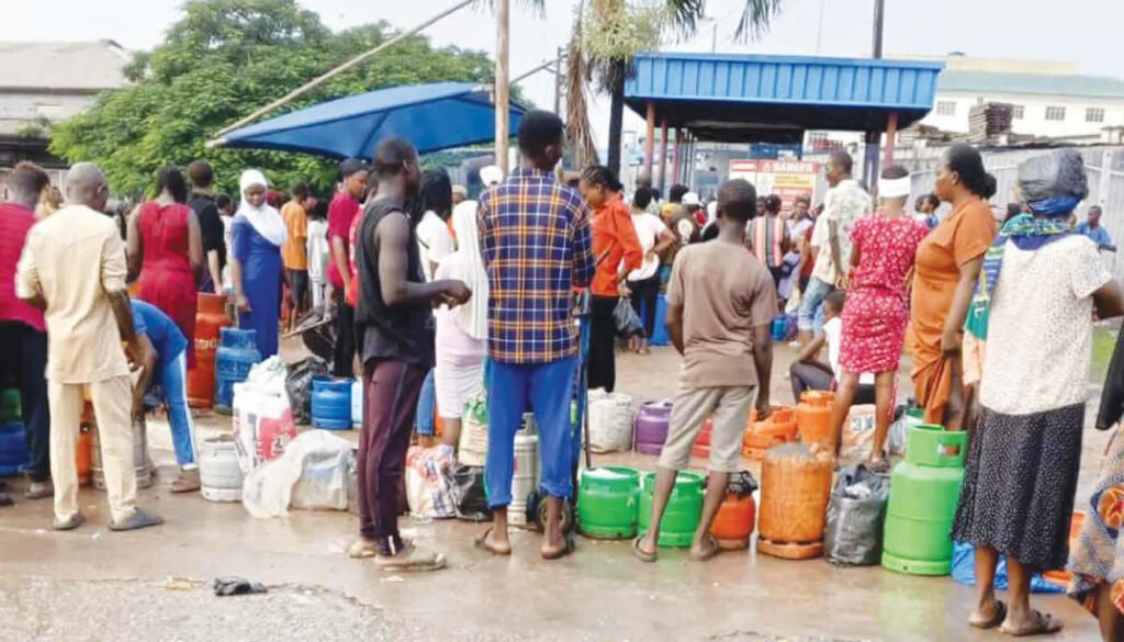 BnManga's tweet photo. Shekaru 3 baya kacal da ₦12,000 ɗinka za kayi full tank a mota.
Amma daga hawan mutumin nan in kana neman full tank sai kayi ta ₦70,000+
Almost 6x😓😡

Inda zaka biya ₦1k ada can yanzu sai ka biya ₦5k kafin a kaika.
Duk wannan fitinar rayuwa da kake gani ƙasa da shekaru 3 nefa.

Idan kuka zaɓi mutumin nan a karo na biyu to ina tabbatar muku kukan da kake yanzu sai ka ninka shi sau 12🥹.

Allah ka hana wannan bawa naka komawa a karo na biyu yaaa Allah🤲😓