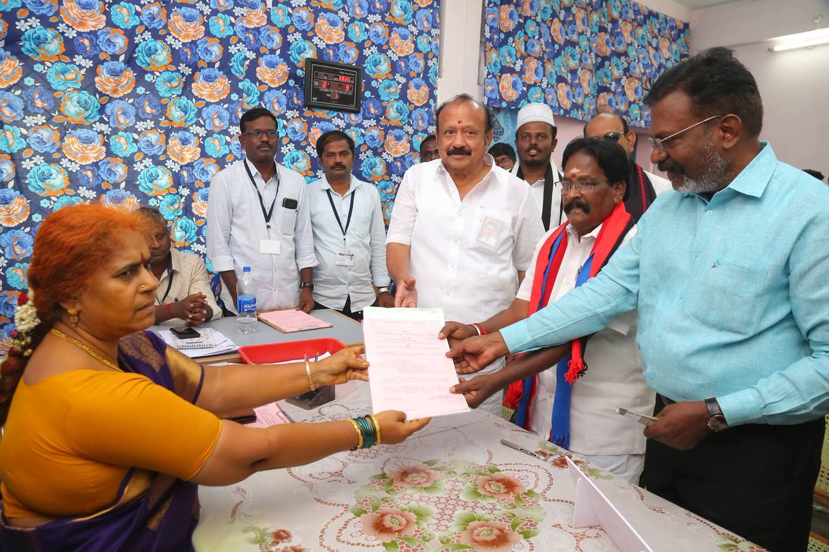vckyouthwing's tweet photo. விடுதலைச் சிறுத்தைகள் கட்சியின் காட்டுமன்னார்கோயில் தொகுதி வெற்றி வேட்பாளர் ஜோதிமணி அவர்கள் இன்று நாடாளுமன்ற உறுப்பினரும் கட்சி தலைவருமான @thirumaofficial மற்றும் அமைச்சர் @MRKPanneer உடன் சென்று வேட்புமனுவை தாக்கல் செய்தார்
#VOTEFORDMKALLIANCE
#நமது_சின்னம்_பானை #VCKYOUTHWING https://t.co/8PVRieXaLj