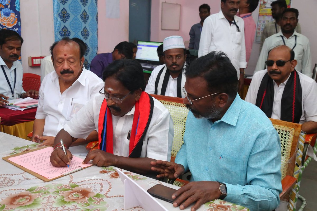 vckyouthwing's tweet photo. விடுதலைச் சிறுத்தைகள் கட்சியின் காட்டுமன்னார்கோயில் தொகுதி வெற்றி வேட்பாளர் ஜோதிமணி அவர்கள் இன்று நாடாளுமன்ற உறுப்பினரும் கட்சி தலைவருமான @thirumaofficial மற்றும் அமைச்சர் @MRKPanneer உடன் சென்று வேட்புமனுவை தாக்கல் செய்தார்
#VOTEFORDMKALLIANCE
#நமது_சின்னம்_பானை #VCKYOUTHWING https://t.co/8PVRieXaLj