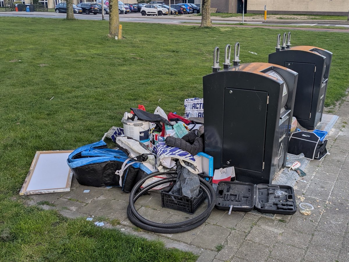 Binnenstad_org's tweet photo. Weggeefwinkel #Schothorst #Amersfoort.
24/7, 52 weken in het jaar open voor brengen en halen.
De wieldoppen zijn inmiddels weg.
Evenals het kinderzitje.
Daar kan wel een AZC bij! https://t.co/54HnWLCEwG