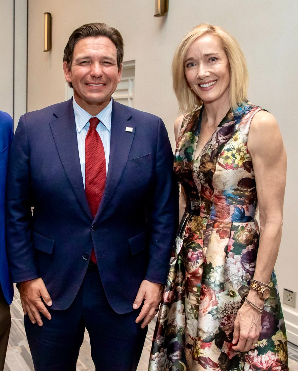 AmericasWomenhq's tweet image. 🎉 Same dress—two great events!

With FL Governor @GovRonDeSantis at the @ASU Center for American Institutions engagement!

Then with @BellaPUAZ at her Celebration of Women event with @WeAreTheHLA!

Follow our founder, @KJMilla21 and @AZWomenofAction!  

#ASU #CelebrationOfWomen