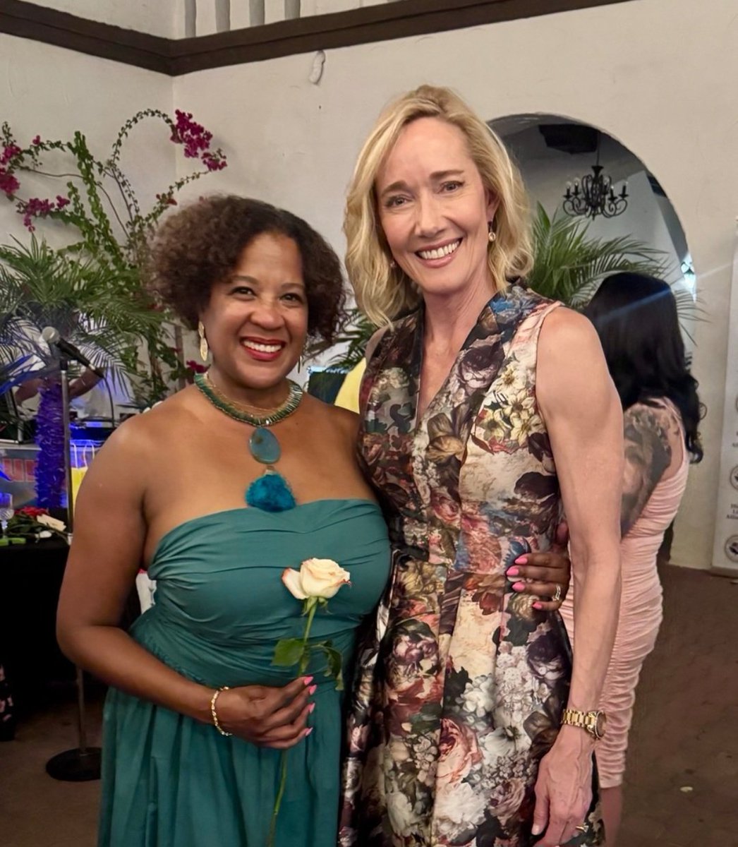 AmericasWomenhq's tweet image. 🎉 Same dress—two great events!

With FL Governor @GovRonDeSantis at the @ASU Center for American Institutions engagement!

Then with @BellaPUAZ at her Celebration of Women event with @WeAreTheHLA!

Follow our founder, @KJMilla21 and @AZWomenofAction!  

#ASU #CelebrationOfWomen