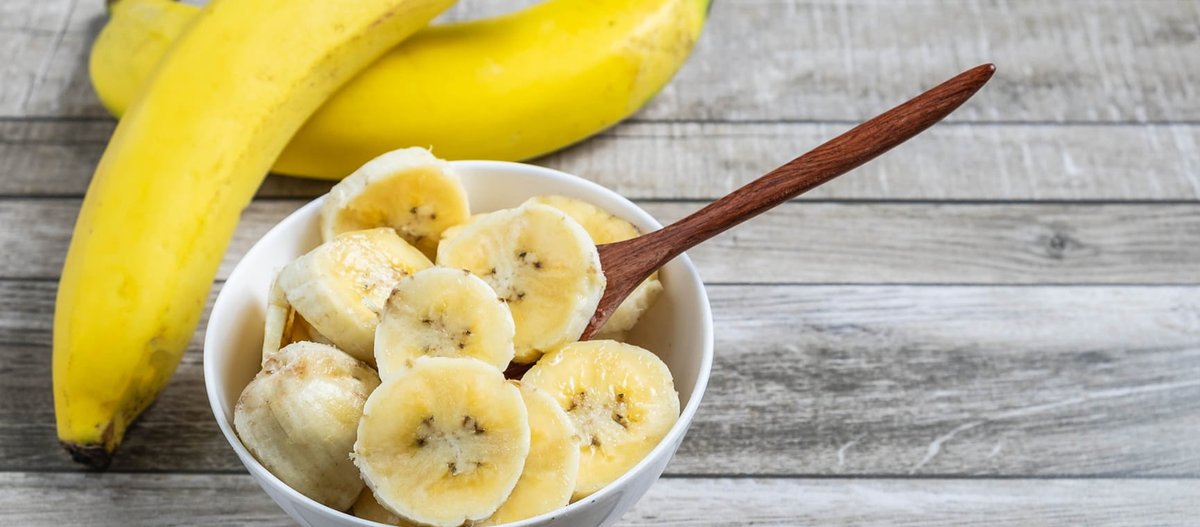 FitnessHacks101's tweet image. Bananas: more than just a tasty snack! 🍌 Discover 10 powerful health benefits of bananas—and find out who should avoid them. Are you team banana? Let us know in the comments! Read more: saga.co.uk/magazine/healt…

#Nutrition #HealthyEating #Wellness #FitnessTips #EatWell
