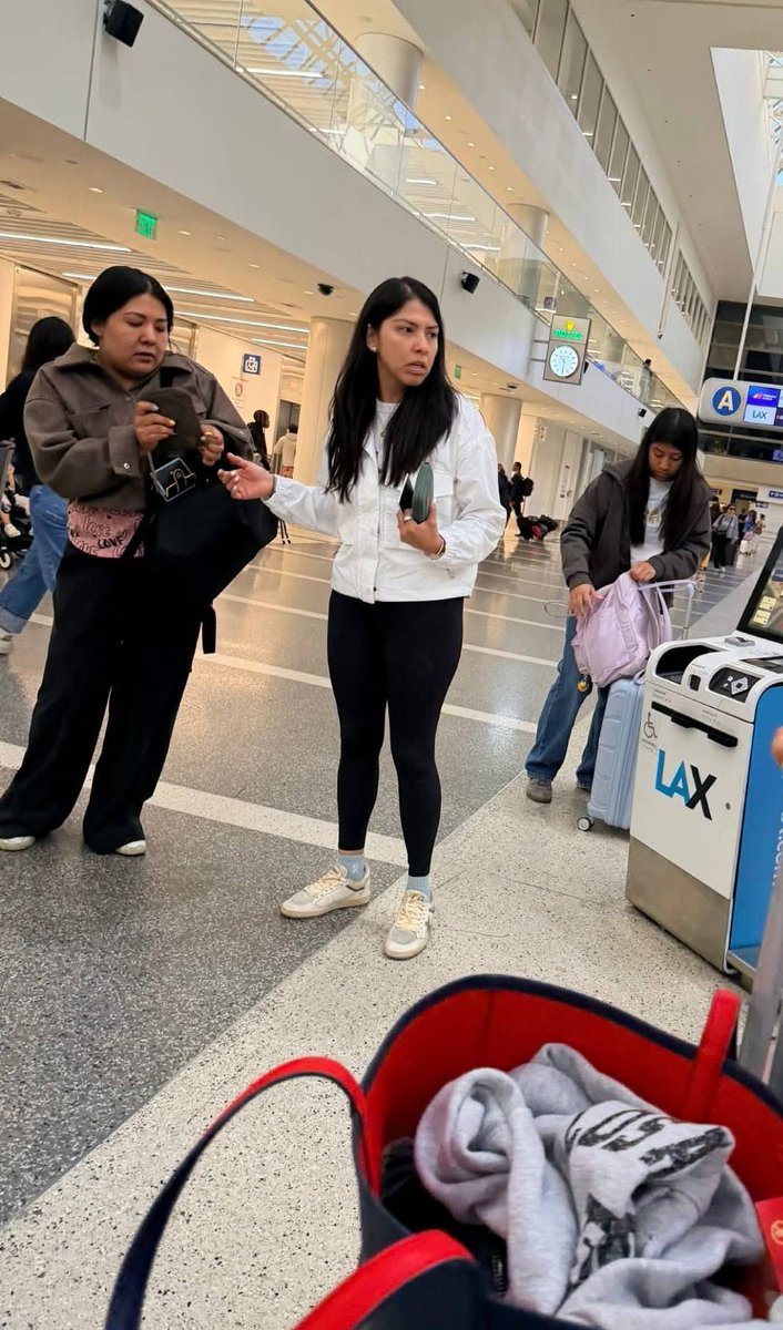 La austeridad, y el consume local, otra vez quedan en el olvido

<a href="/bxidojara/">Bxido Xishe Jara Bolaños</a>, secretaria de Pueblos Originarios e hija del gobernador <a href="/salomonj/">Salomón Jara Cruz</a>, fue captada en el Aeropuerto Internacional de Los Ángeles

En México no hay lugares para vacacionar bonito?

#NoticiasRedMX