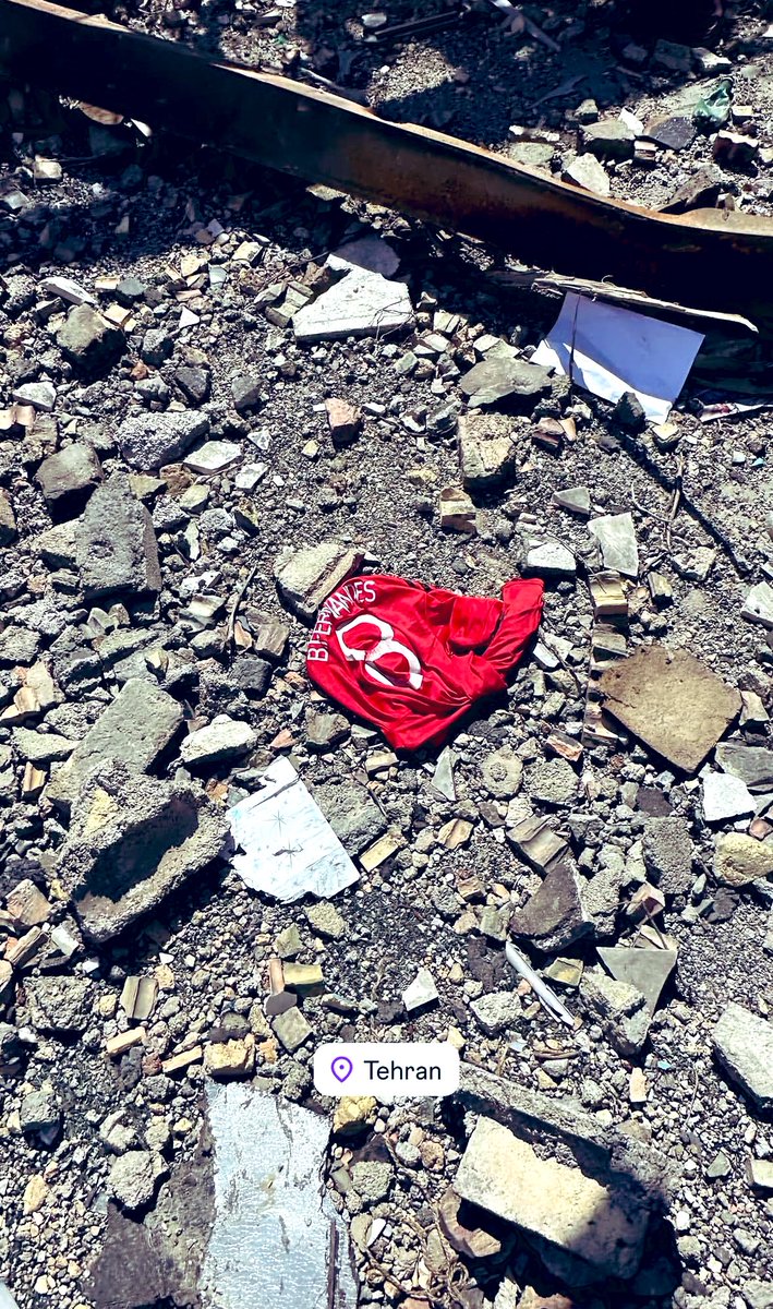 hadipashachini's tweet image. Manchester United captain #BrunoFernandes shirt in a #school in #Tehran thatwas targeted by #usa - #Israël fighters.
#Irán 
#IranWar‌