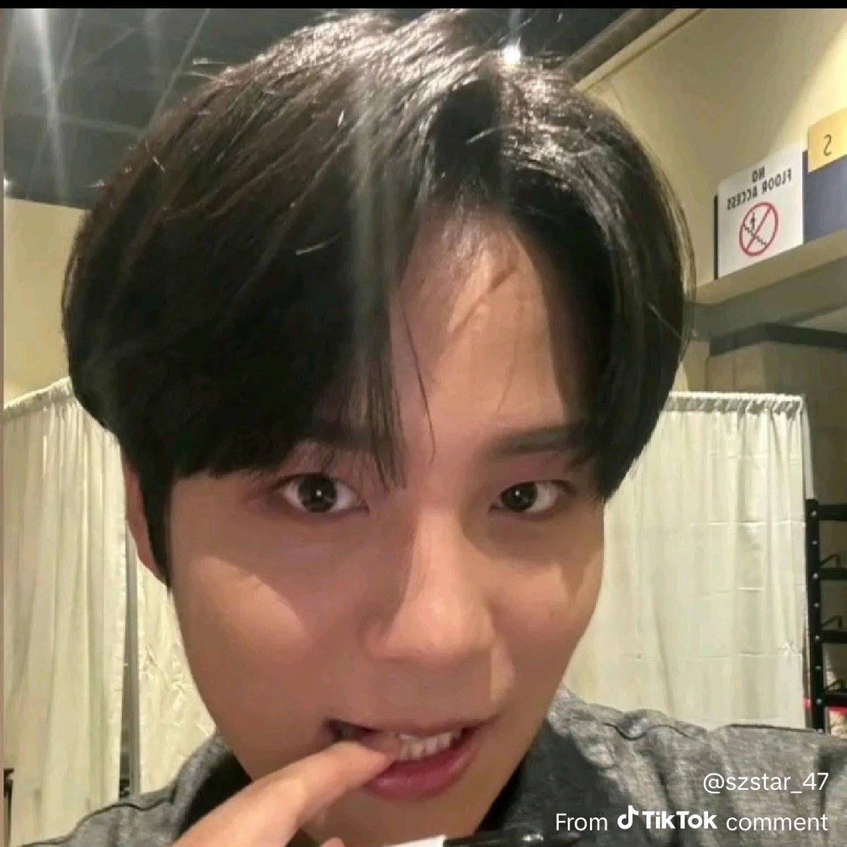 button :P tweet media