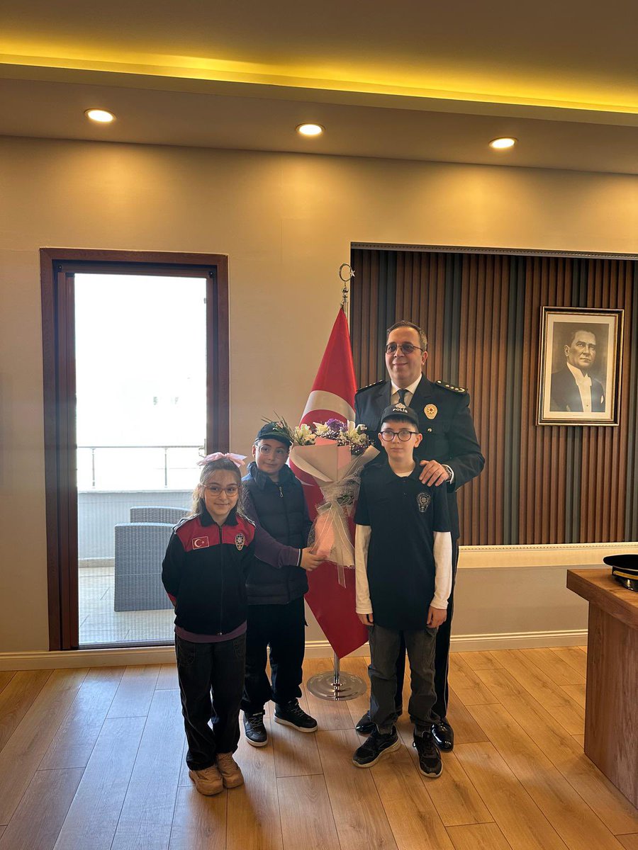 fikretyuzatliio's tweet photo. 6-12 Nisan Polis Haftası kapsamında İlçe Milli Eğitim Müdürümüz Murat Karabulut,Okul Müdürümüz Ali Özalan,Melda Benlioğlu öğretmenimiz ve öğrencilerimizle birlikte Emniyet Müdürümüz Sayın Necati Altuğ Şahin ‘i makamında ziyaret etti . https://t.co/qL6IzVuGXe
