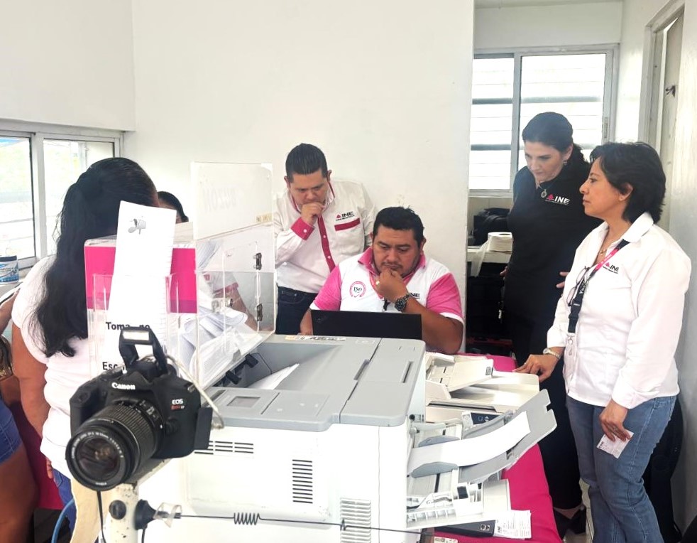 INEYucatan's tweet photo. La vocal del #RFE del #INE en #Yucatán, María Leonor Abdala Gamboa y la jefa de Actualización al Padrón, Rosa Isela Castañeda Figueroa supervisa la atención que ofrece el MAC 310553 #Itzincab, como parte del reforzamiento de los procesos del Sistema de Gestión de la Calidad. https://t.co/MnB6wNkoMM