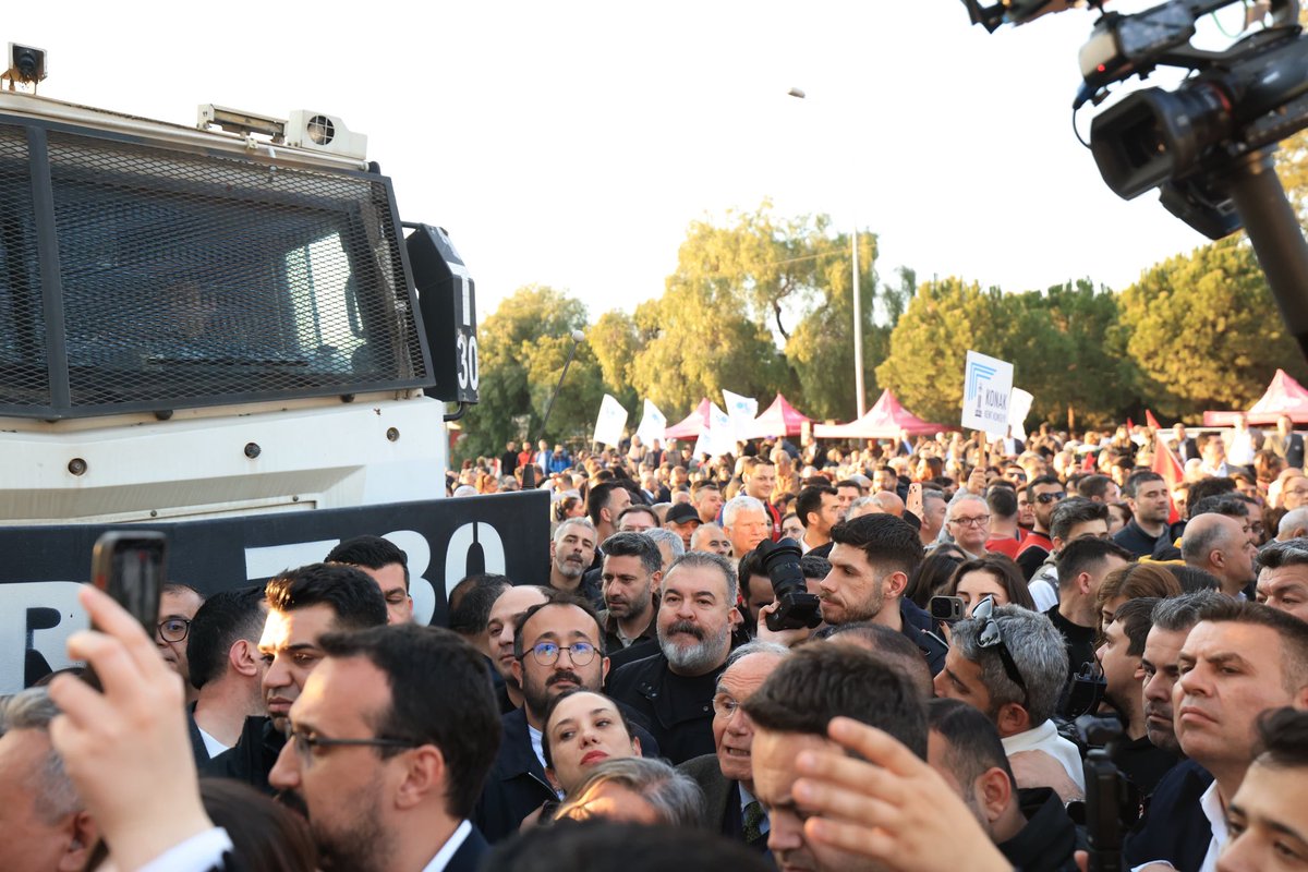 dbcelik's tweet photo. İzmir’in malı İzmirlilerindir!

İzmirin malı Meslek Fabrikası binasına el konulmak istenmektedir.  Söz konusu yapı herhangi bir vakıf tarafından inşa edilmiş bir yapı değildir; geçmişte un fabrikası olarak özel girişim eliyle yapılmış, daha sonra kamulaştırılarak belediye mülkiyetine geçmiş ve bu mülkiyet devri 1926 tarihli, Gazi Mustafa Kemal Atatürk imzalı kararla İzmirlilerin kullanımı için verilmiştir. Halk ekmek fabrikası olarak kullanılmış, 12 Eylül cuntası tarafından DGM’lere tahsis edilmiştir. Sonrasında İzmir Büyükşehir Belediyesi ve dönemin başkanı Sayın Aziz Kocaoğlu 10 yıl süren ve milyonlarca lira harcayarak onarıp orayı meslek edindirme eğitimlerinin merkezi yapmıştır

Sonradan çıkarılmış kanun hükümlerinin, tarihsel ve hukuki niteliği farklı bir taşınmaz üzerinde geriye dönük biçimde mülkiyet sonucu doğuracak şekilde yorumlanması, hukuk devleti ilkesi bakımından son derece tartışmalıdır.

Hukuk devletinde esas olan, kamu gücüyle fiilî durum yaratmak değil; açık belgeye, yerleşik mülkiyet ilişkisine, usul güvencelerine ve yargısal denetime bağlı kalmaktır. Aksi halde hukuk, uyuşmazlık çözen bir normlar bütünü olmaktan çıkar; siyasal ve idari baskının aracına dönüşür.

Meslek Fabrikası, İzmir büyükşehir Belediye Başkanımız Sayın Cemil Tugay’ın ifadesiyle kamusal hizmet üreten, yurttaşlara meslek kazandıran, sosyal belediyeciliğin somutlaştığı bir kamusal alandır. Bu nedenle burada yaşananlar, yalnızca bir mülkiyet çekişmesi değil; aynı zamanda kamu yararına, yerel iradeye ve İzmir halkının ortak birikimine yönelik bir müdahaledir.

Hani Adalet mülkün (devletin) temeliydi!
Hani mülkiyet kutsaldı ve dokunulamazfı!

Demokratik hukuk devletinde meşruiyetin kaynağı güç değil, hukuktur. İzmir’in tarihsel hakkını, kamusal kurumlarını ve yerel yönetim iradesini zedeleyen bu anlayış kabul edilemez.