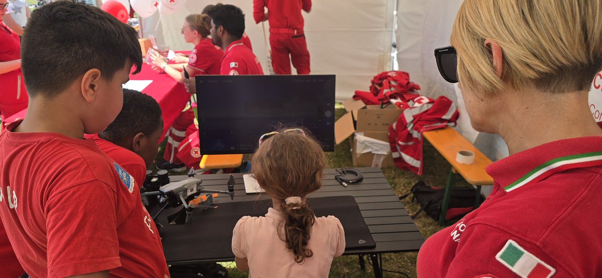 Pasquetta sulle mura. Il Nucleo UAS della #CRIFVG oggi ha fatto provare ai bambini come si pilota un #drone usando il simulatore.

Spiegando che i droni della #CroceRossa non servono per fare la guerra ma per aiutare le persone in difficoltà.

#UnItaliaCheAiuta #volontariato
