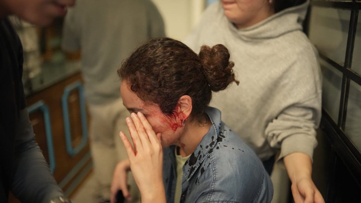 PrensaComunitar's tweet photo. #USAC Estudiante de Odontología fueron agredida por encapuchados 

El incidente se registró cuando los estudiantes se presentaron para exigir que se abran las instalaciones del Campus Central. El grupo con pasamontañas en el interior lanzo varios objetos hacia los estudiantes y una de ellas fue golpeada en el rostro.

📸 Eddy Zeta