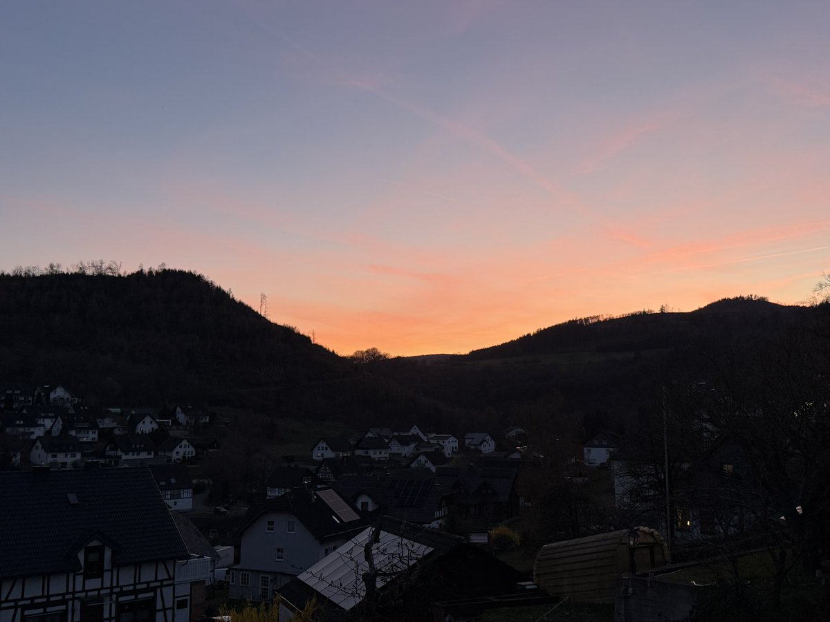WolfgangFRothe's tweet image. Die #Welt könnte so #friedlich sein…

(Foto: #Hallenberg, Blick Richtung Weifetal)

#Frieden #Ostern
