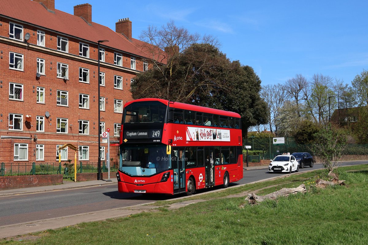 HoKitLam's tweet photo. An Easter Monday filled with sun! A wave of sun for the south of England, perfect for a wander across London. The electrification of London's bus fleets continues to develop, with the Wright products becoming a common type amongst all the operators. The odd E400 still lives on! https://t.co/j3dsfBuhHS
