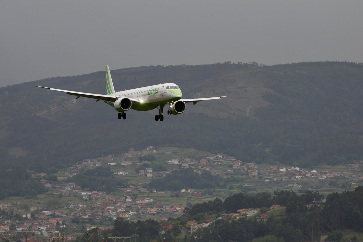 AlbertoSxenick's tweet image. La actividad en el aeropuerto de #Vigo no se ha visto afectada por la proximidad del incendio forestal ni tampoco por el humo