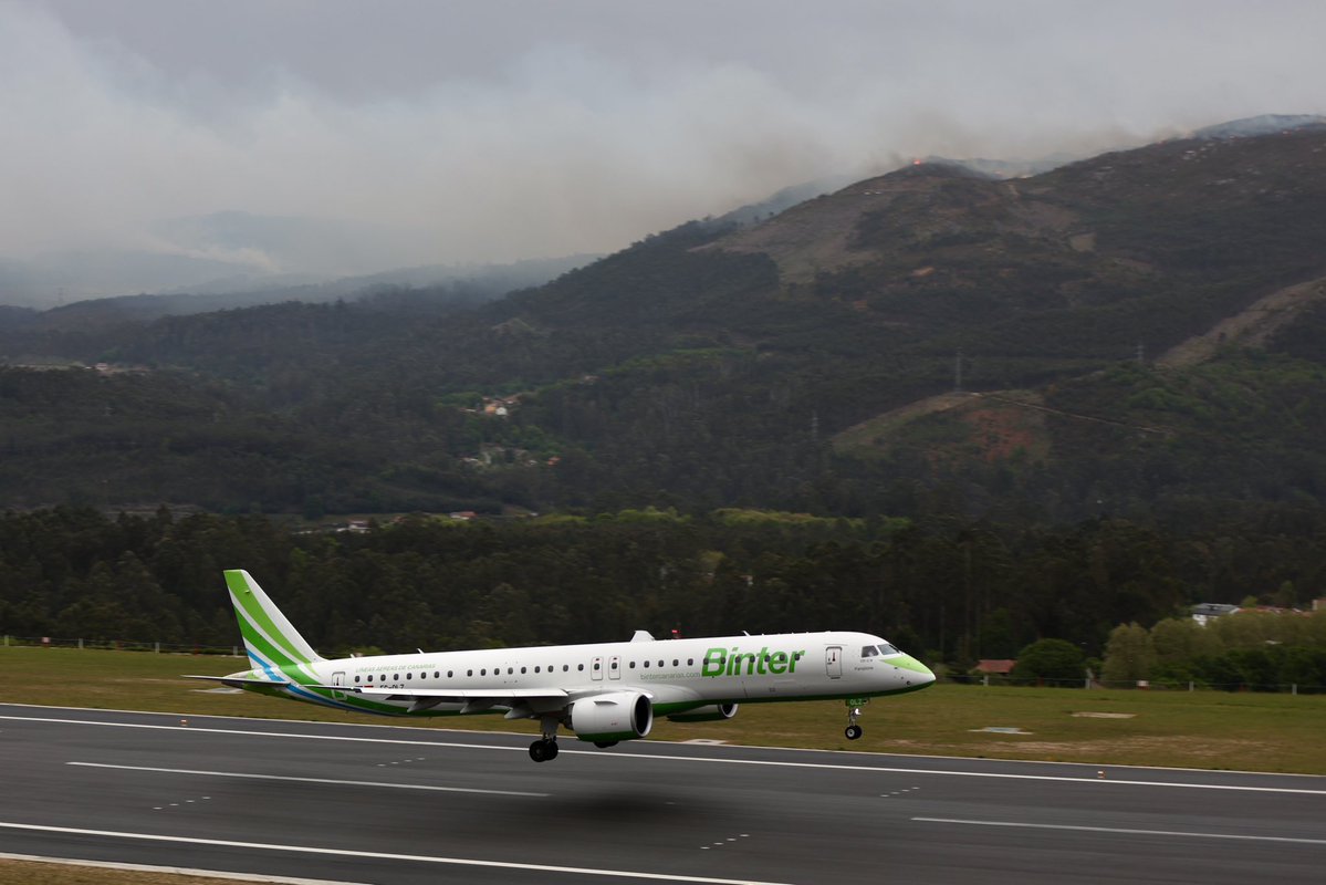 AlbertoSxenick's tweet image. La actividad en el aeropuerto de #Vigo no se ha visto afectada por la proximidad del incendio forestal ni tampoco por el humo