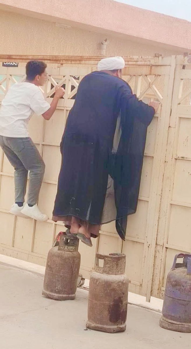 4ddj_'s tweet photo. يقول ابا ذر الغفاري (رض)
" لولا الخبز لما عُبد الله تعالى "

امة كبيرة بسلاطينها
لا تستطيع ان توفر الغـاز
لرعيتها حتى يصنعوا بـه خبـزاً

تستحق ان يضرب اباذر رؤسها
بنعلهِ حتى يتقطع لا بعصاه . https://t.co/640qYrowV8