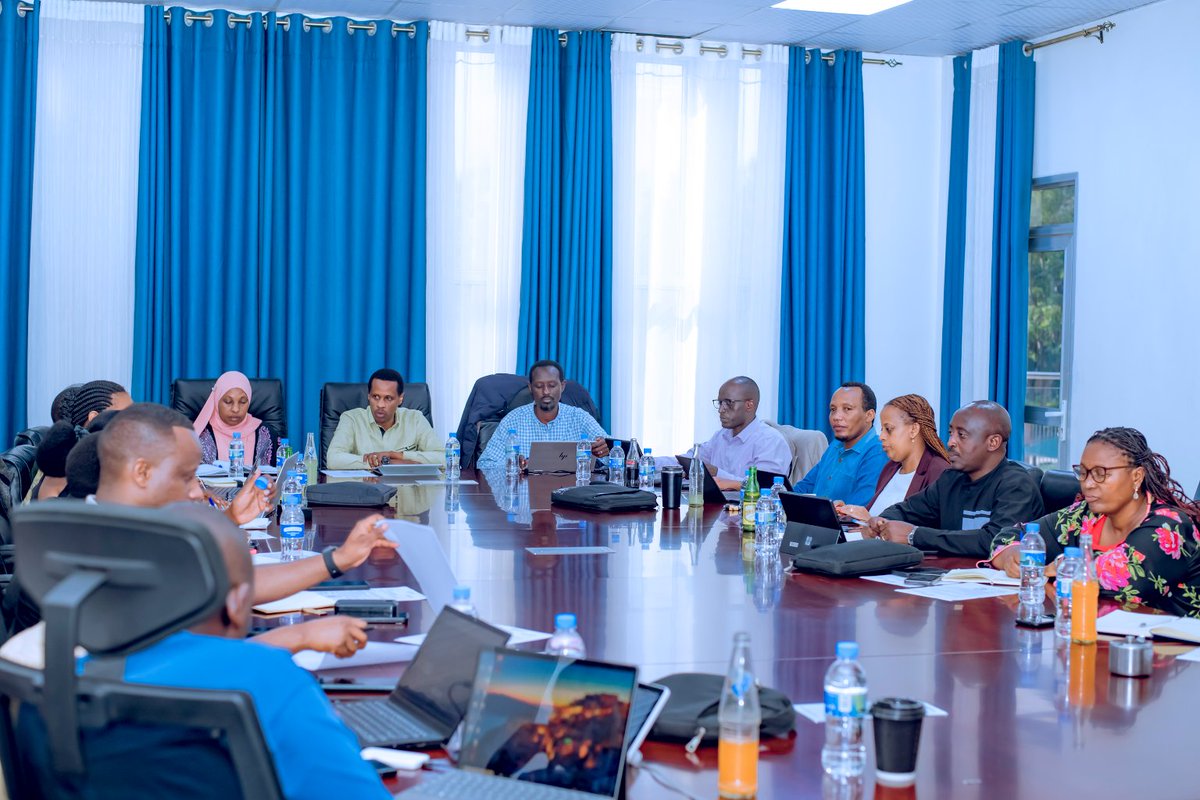NyagatareDistr's tweet photo. Ku gicamunsi cy'uyu munsi mu cyumba cy’inama cy’Akarere, Perezida w'Inama Njyanama y'Akarere @WKabagamba yayoboye inama isanzwe y'Inama Njyanama y'Akarere.
Iyi nama yize ku ngingo zirimo , kugezwaho raporo z'igihembwe cya gatatu 2025/2026 za Komisiyo na Komite Ngenzuzi n'imikoreshereze y'ingengo y'imari y'Akarere, kugezwaho no kwemeza icyerekezo n'ingamba z'iterambere ry'Akarere ku ishyirwa mu bikorwa ry'Igishushanyombonera cyimbitse cy'imiturire, ingamba zo kwagura icyanya cy'inganda no kureshya ishoramari, kureba uburenganzira n'inshingano by'abaturage no kumenyekanisha igishushanyombonera, kugezwaho no kwemeza igenamigambi ryo kongera umusaruro w'ibikomoka ku buhinzi n'ubworozi.