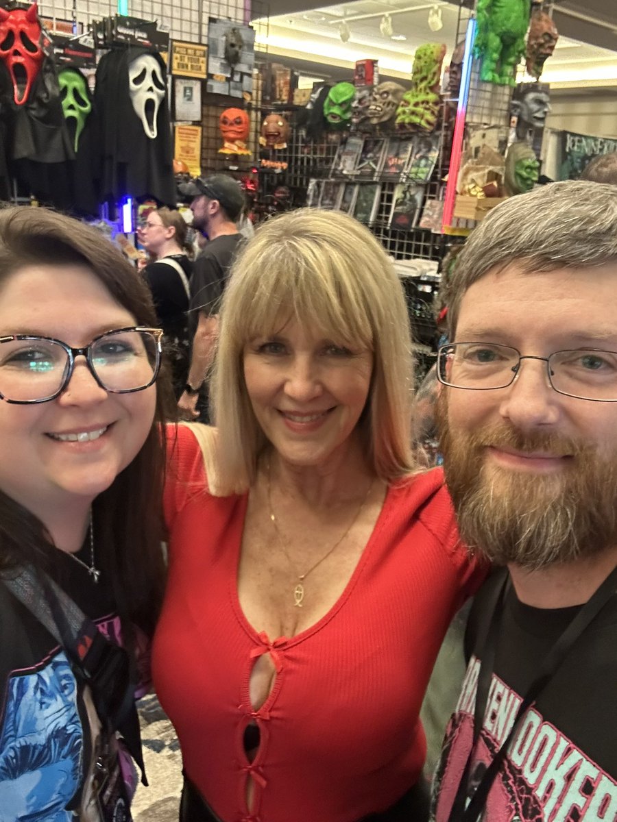 901comic's tweet photo. @honeymailgirl not only is she beautiful but she’s intelligent and so sweet. If you have a chance meeting the original mail girl for Joe Bob Briggs don’t miss the opportunity! https://t.co/QYy6b9lh5C