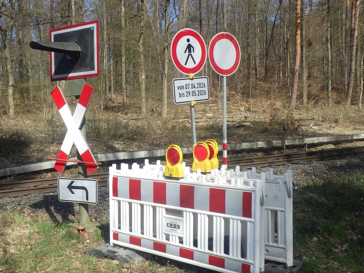joachimelbing's tweet photo. Wer gerne im Schiffenberger Wald wandert, denkt bitte daran, dass der Bahnübergang zwischen L3129 und L3131 sprich zwischen Stadtgärtnerei und Schiffenberg ab morgen für einige Wochen gesperrt ist. #lahnkinzigbahn #pohlheim #giessen https://t.co/AR5KQMWqBi