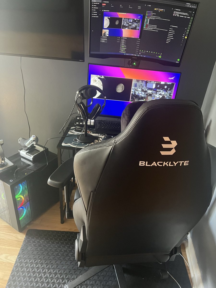 milli1389's tweet photo. @GoBlacklyte Blacklyte Kraken Pro and i am in love 🥰 Most comfortable chair hands down and easy to assemble. #Blacklytesetup https://t.co/7IcNkVx8Vj