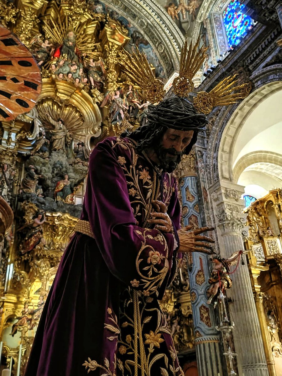 jdmsvq's tweet photo. Jesús de la Pasión ante el monumental retablo mayor del Salvador. #Sevilla https://t.co/Ei9hqLqTVk