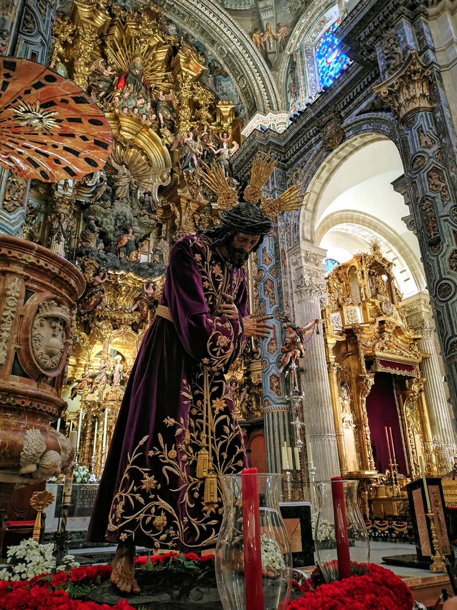 jdmsvq's tweet photo. Jesús de la Pasión ante el monumental retablo mayor del Salvador. #Sevilla https://t.co/Ei9hqLqTVk