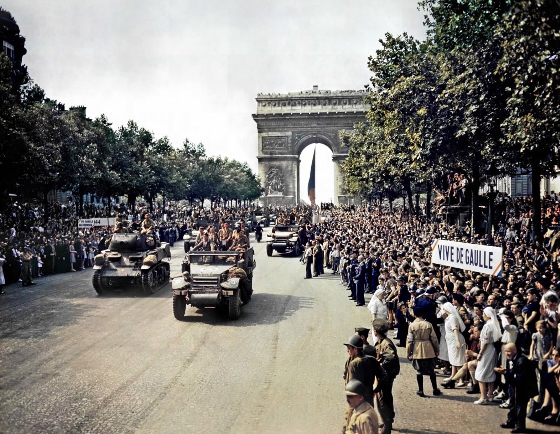 Francia_SGM39's tweet image. 25/8/1944

Estimats francesos! Després de quatre anys de patiment, la capital finalment és lliure. Les tropes de la França Lliure, la Resistència i les forces aliades han alliberat París. 🇫🇷

El nostre país ha recuperat la llibertat. Hem vençut! ✊🏼⛓️‍💥
#Victoire #FranceLibre