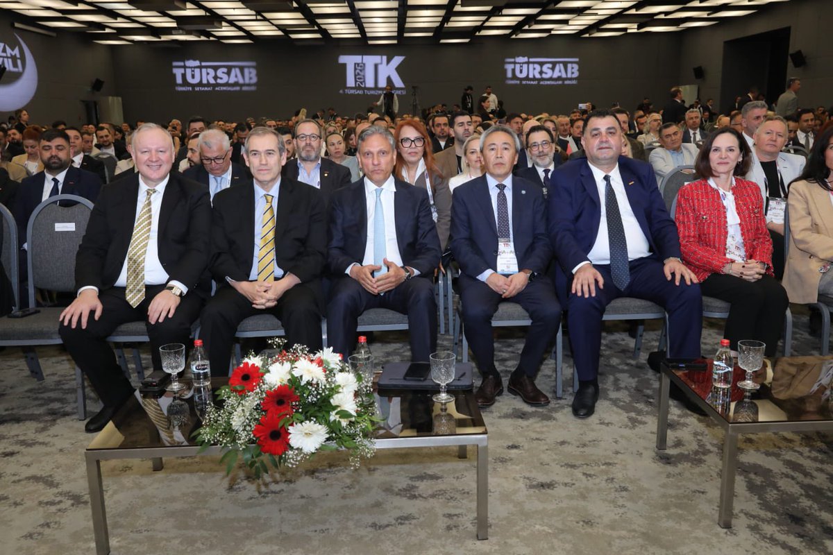 Türkiye Seyahat Acentaları Birliği (TÜRSAB) tarafından düzenlenen ve sektörün referans noktası haline gelen TÜRSAB Turizm Kongresi’nin 4’üncüsü, bu yıl “Eğitim, İletişim ve Dayanışma” mottosuyla 6 Nisan Pazartesi günü Antalya Nirvana Cosmopolitan Lara Hotel’de kapılarını açtı. Üç