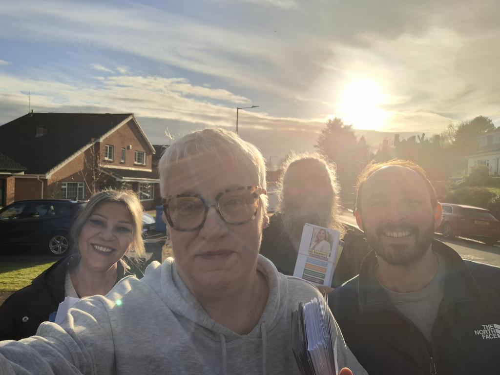 MhairiHunter's tweet image. Lovely evening for a wee canvass in Pollokshields for @kaukabstewart. You'd never know it was snowing yesterday! #ActiveSNP #VoteSNP