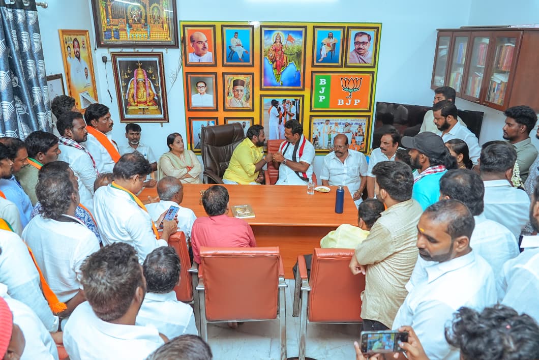 SuryahSG's tweet image. #NDA alliance candidate for #Velachery Assembly constituency Thiru.Ashok visited my Velachery Assembly Constituency Office to seek support for the upcoming elections. We will secure a resounding victory in this constituency and our team will do intensive field work to achieve it.