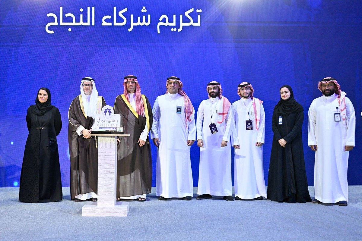 JeddahNow's tweet photo. ⭕️  مُحافظ جدة يفتتح الملتقى المهني الـ13 لجامعة الملك عبدالعزيز

📃 برعاية صاحب السمو الملكي الأمير خالد بن فيصل بن عبدالعزيز مستشار خادم الحرمين الشريفين أمير منطقة مكة المكرمة ونيابة عنه، افتتح صاحب السمو الأمير سعود بن عبدالله بن جلوي مُحافظ جدة، اليوم, فعاليات الملتقى المهني الـ13، الذي تنظمه جامعة الملك عبدالعزيز بمركز "جدة سوبردوم" تحت شعار "معًا لصناعة مستقبل مهني يحقق رؤية 2030".

 وفور وصول سموه، تجول في المعرض المصاحب للملتقى، الذي ضم (86) شركة وجهة من القطاعات الحكومية والخاصة، حيث اطلع سموه على ما تقدمه الشركات القيادية في مجالات الطاقة، والتقنية، والصناعة، والمالية، الصحة والخدمات، من فرص وظيفية وبرامج تدريبية.

 عقب ذلك ألقى رئيس جامعة الملك عبدالعزيز الدكتور طريف بن يوسف الأعمى, كلمة أوضح فيها أن إقامة الملتقى هذا العام لأول مرة خارج أسوار الجامعة يأتي بهدف استيعاب عدد أكبر من جهات التوظيف، وتوفير فرص أوسع للمستفيدين، مبينًا أن الملتقى يثريه أكثر من (60) متحدثًا وخبيرًا من داخل الجامعة وخارجها، عبر (26) جلسة حوارية وإرشادية، بما يعكس أثره المجتمعي ودوره في التأهيل والتوجيه وفتح الفرص.

 وفي ختام الافتتاح كرّم سموه شركاء النجاح والجهات الداعمة.

 يذكر أن الملتقى في نسخته الحالية يتيح أكثر من (1000) فرصة وظيفية في مجالات عدة تشمل الهندسية، والتقنية، والإدارة، والصحة، وقطاع الاتصالات والتحول الرقمي، وفرص في سلاسل الإمداد والتشغيل، بالإضافة إلى برامج التدريب المنتهي بالتوظيف وتطوير الخريجين.

 ويُسهم الملتقى في تعزيز التوطين عبر ربط الكفاءات الوطنية بفرص نوعية في القطاعات الحيوية ومواءمة مخرجات التعليم مع احتياجات السوق، ويدعم ريادة الأعمال والعمل الحر من خلال ورش تخصصية وجلسات مع رواد الأعمال، تهدف للتعريف بحاضنات الأعمال وربط الأفكار الناشئة بالجهات التمويلية.

 كما يُقدّم الملتقى تجربة رقمية متكاملة لربط الباحثين بالشركات وحجز المقابلات وتتبع الأثر، مع توفير مناطق متخصصة للإرشاد المهني تقدم جلسات استشارية مع خبراء وتقييم مباشر للسّير الذاتية، مما يتيح للمتقدمين فرصًا فورية للتوظيف والتدريب النوعي وفق توجيه مهني دقيق يتناسب مع تخصصاتهم.