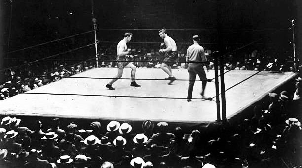 HVYWeightHeroes's tweet image. Jack Sharkey and former world champ Jack Dempsey lock up at Yankee Stadium in 1927. Over 80 000 fans saw Dempsey score a 7th round KO when Sharkey turned to the ref to complain about low blows and Jack immediately blasted him with a left hook. #Heavyweight #History #Boxing