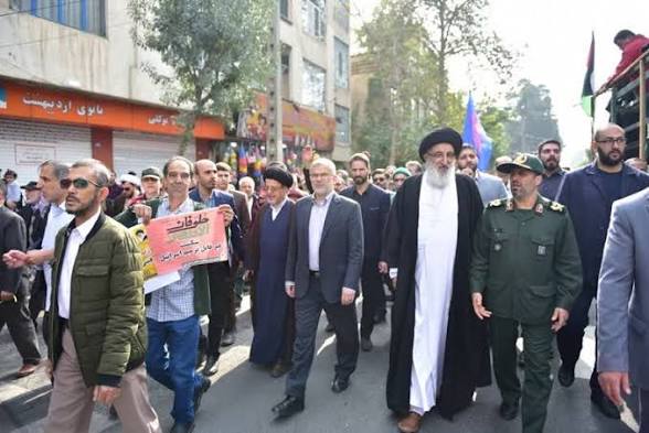 اندوهگین نباش سرزمین من؛
در شکاف زخم‌های تو بذر گل کاشته‌ام
تو روزی سراسر گلستان خواهی شد.
#البرز_استوار
#خرمشهر_اقتصادی