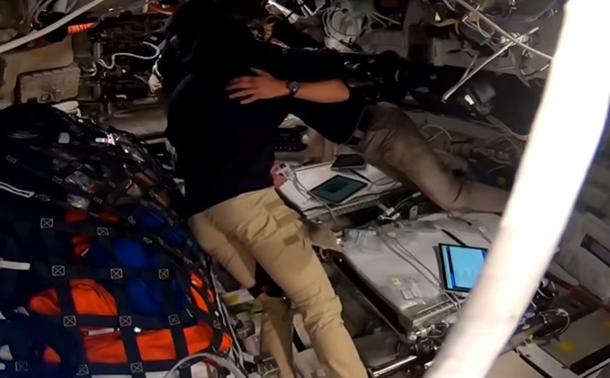 porqueTTarg's tweet photo. “Caroll”

Porque la tripulación del Artemis 2  propuso nombrar un cráter en la Luna “Caroll” en honor a la esposa del astronauta Reid, Carroll, quien falleció en 2020 https://t.co/7utzDVt4ol