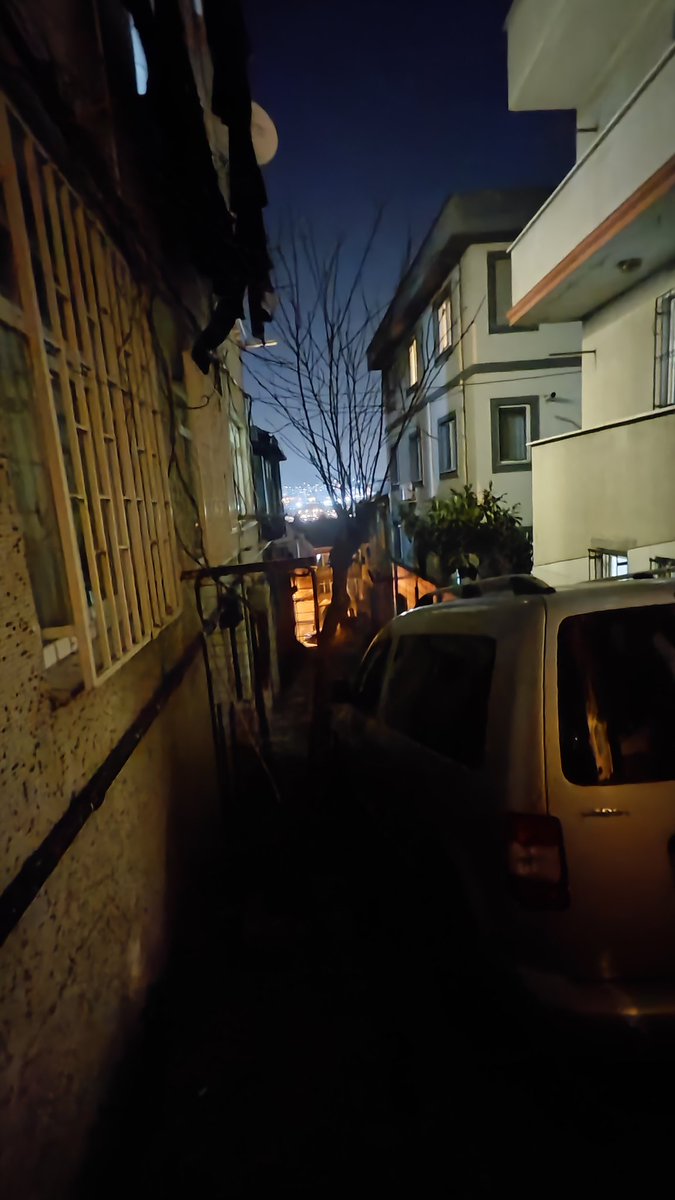 abdullahoner1's tweet photo. Yavuz Sultan Selim Mahallesi Mismarcı Çeşmesi Sokak 18 gündür karanlık. Kaç kez arıza kaydı bıraktık, hâlâ çözüm yok.
Bu ihmal kabul edilemez.
Acil çözüm bekliyoruz. @bedaskurumsal @cimer @BEDASDestek @SikayetvarCom @ShowTV @KanalD @fatihsondakika @atvcomtr  @tv8 https://t.co/IXprWHWLnc