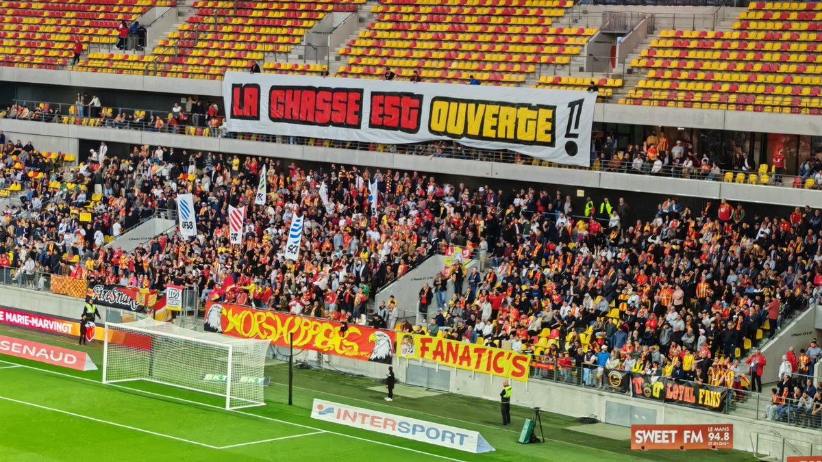 bpelloqu's tweet photo. Joli tifo dans le virage sud avec les "blasons" des clubs à affronter jusqu'à la fin du championnat #LMFCPAUFC #Ligue2 https://t.co/NHOO4djIgm